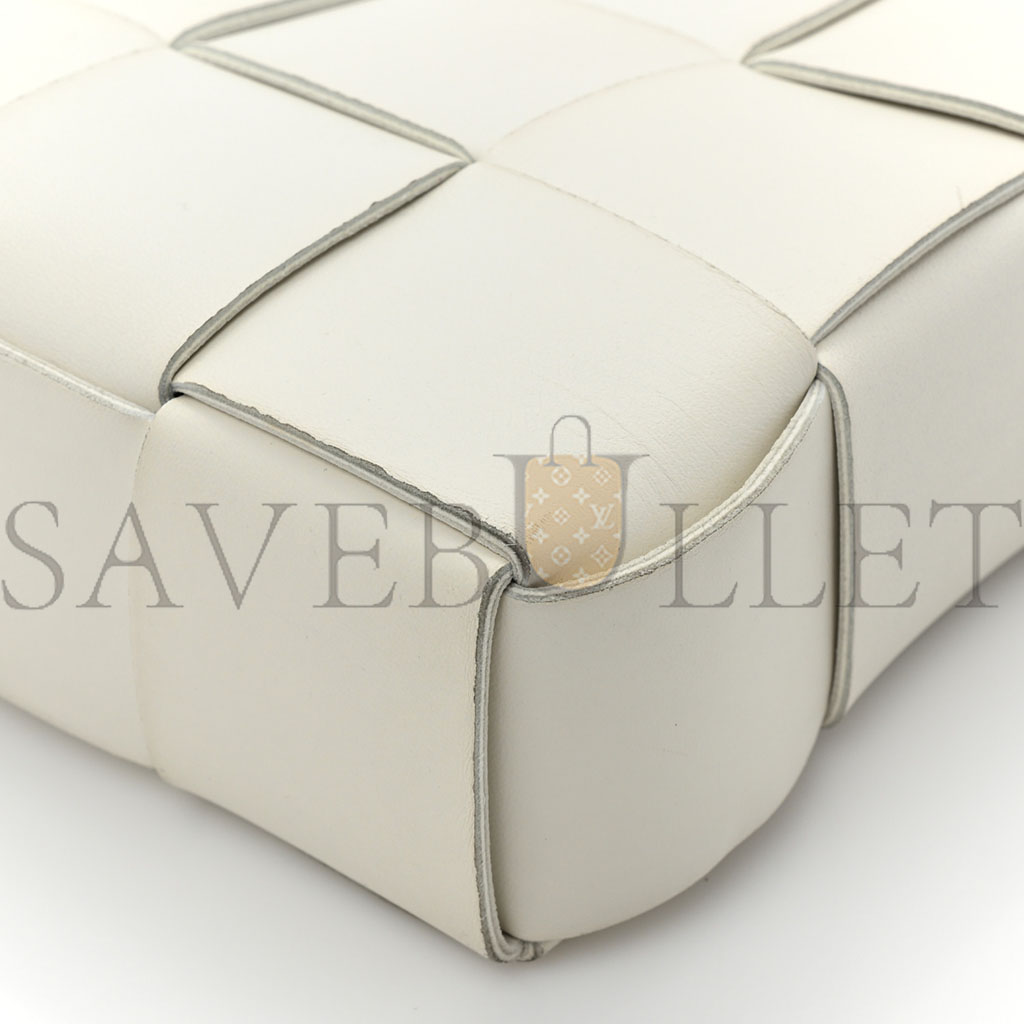BOTTEGA VENETA LAMBSKIN MAXI INTRECCIATO CASSETTE MESSENGER CHALK  (26*23*5cm)