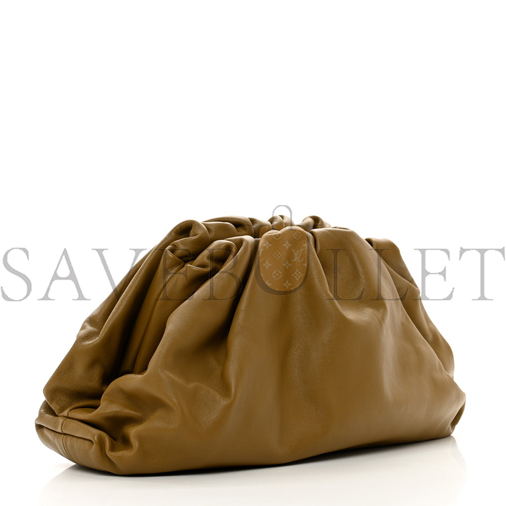 BOTTEGA VENETA SMOOTH BUTTER CALF THE POUCH OVERSIZED CLUTCH CAMMELLO (38*19*9cm) BOTTEGA VENETA SMOOTH BUTTER CALF THE POUCH OVERSIZED CLUTCH CAMMELLO (38*19*9cm)
