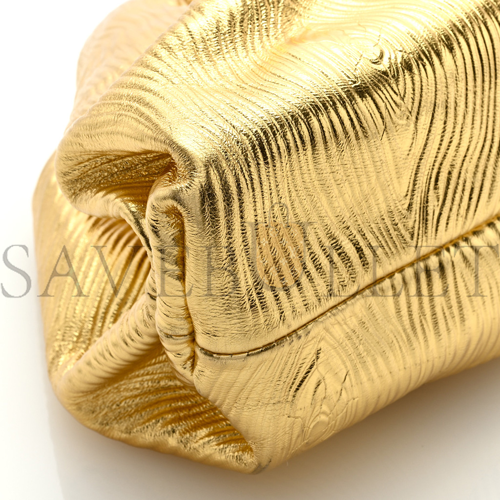 BOTTEGA VENETA METALLIC BARK CALFSKIN EMBOSSED THE POUCH OVERSIZED CLUTCH ORO (37*21*13cm) BOTTEGA VENETA METALLIC BARK CALFSKIN EMBOSSED THE POUCH OVERSIZED CLUTCH ORO (37*21*13cm)