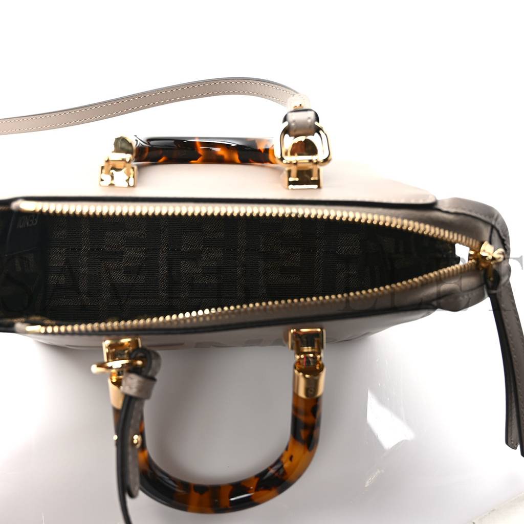 FENDI VITELLO KING PLEXIGLASS LOGO EMBOSSED MINI BY THE WAY TOP HANDLE BOSTON BAG TORTORA (18*11*8cm) FENDI VITELLO KING PLEXIGLASS LOGO EMBOSSED MINI BY THE WAY TOP HANDLE BOSTON BAG TORTORA (18*11*8cm)