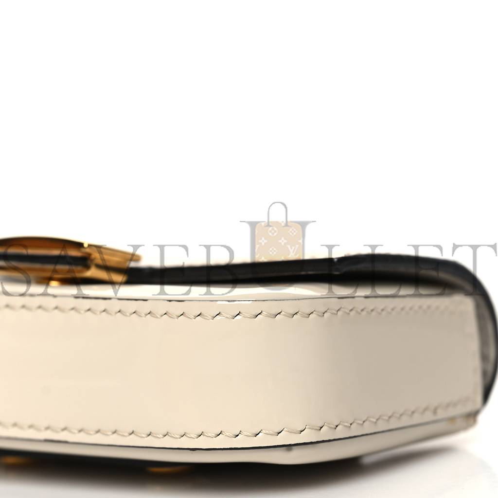 FENDI PATENT NANO BAGUETTE BELT CHARM WHITE (10*7*2cm) FENDI PATENT NANO BAGUETTE BELT CHARM WHITE (10*7*2cm)